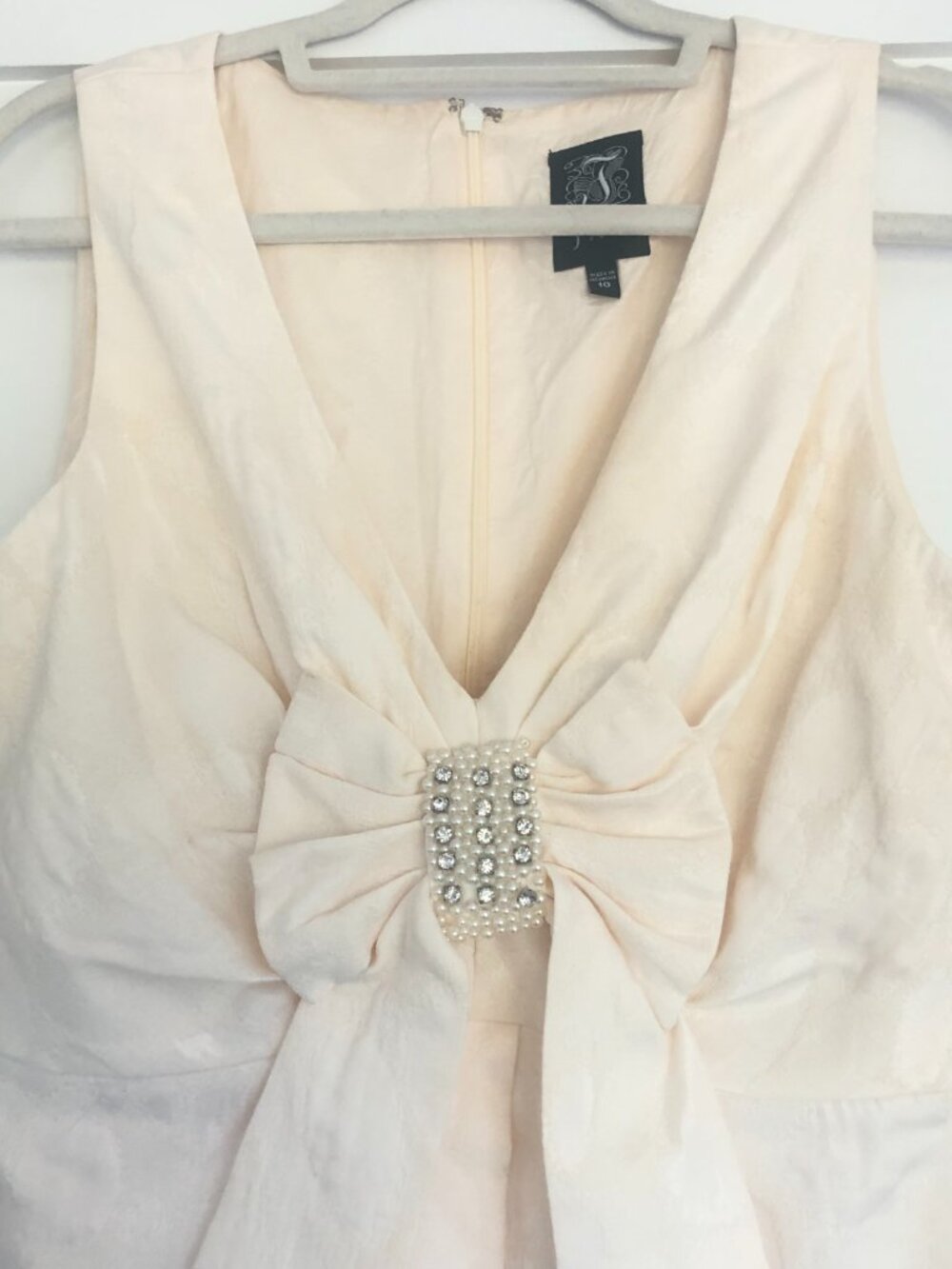 JAX Elegant Cream Sleeveless V-neck Bow Accented with Sparkling Brooch Dress M